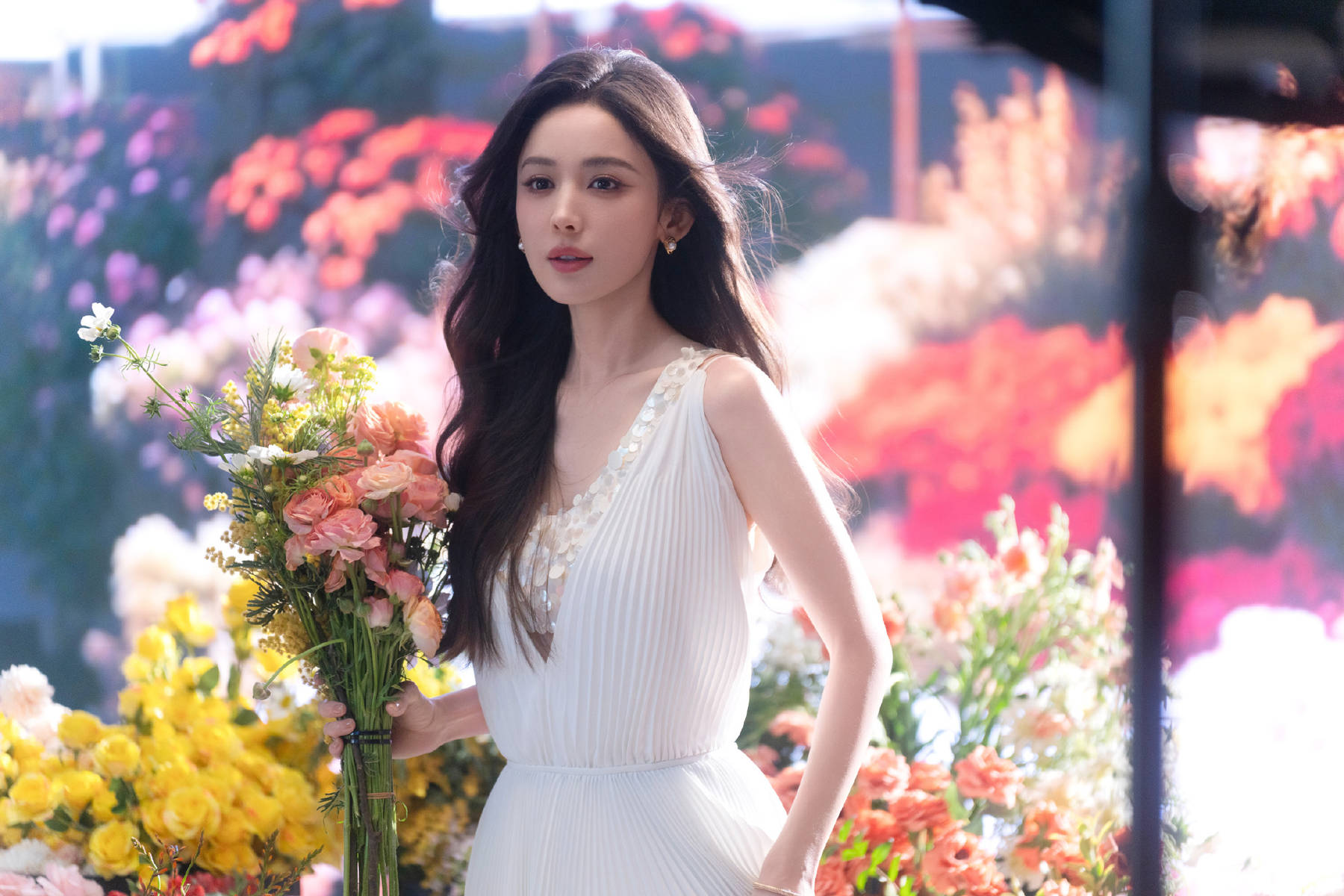 娜扎化身春日捧花少女！穿白色长裙气质清纯动人