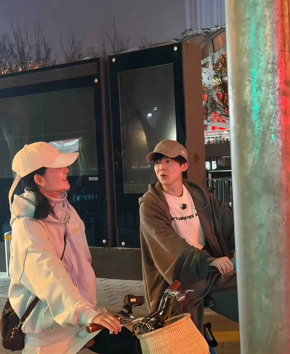 谢娜休闲穿搭夜骑赴花店 为张杰送花尽显夫妻甜蜜