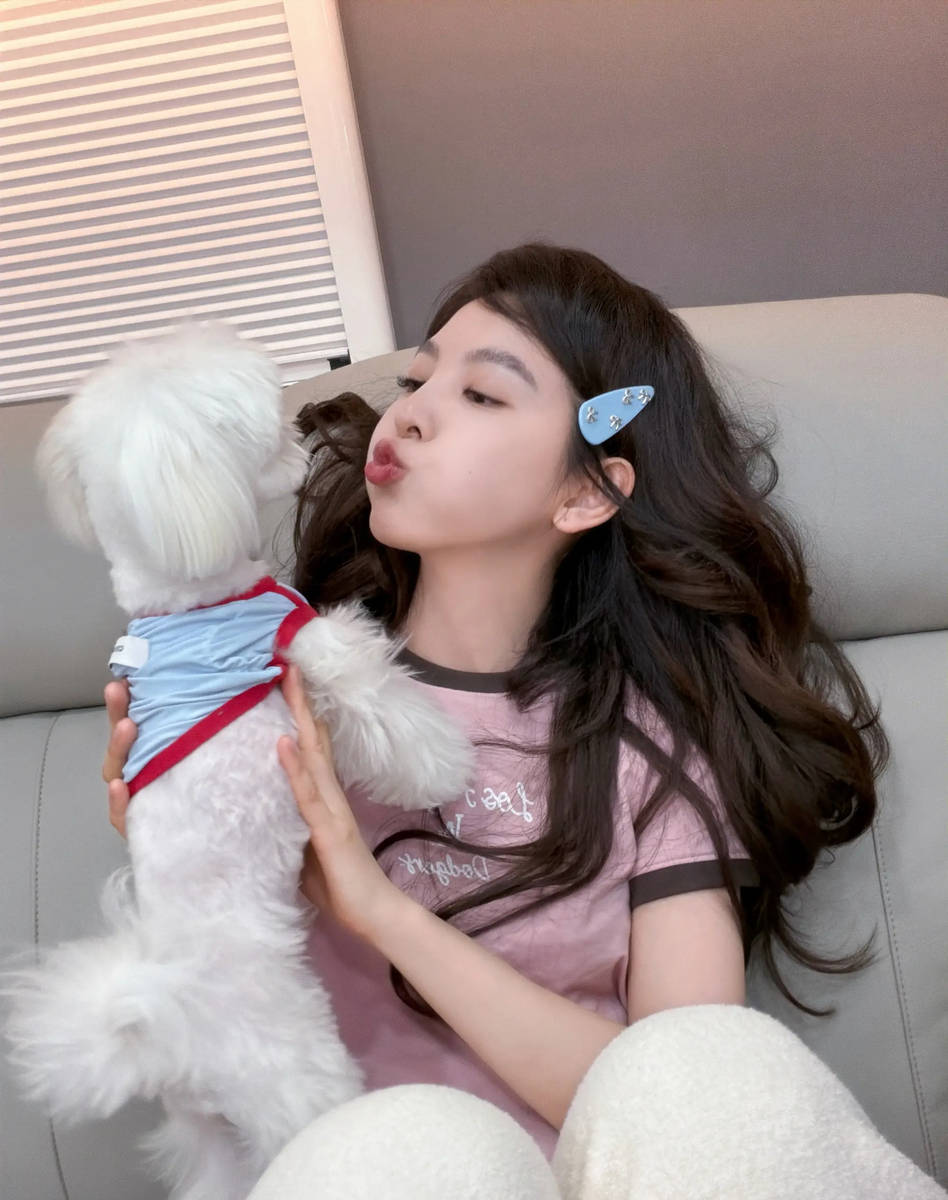 章若楠戴蓝发夹俏皮软萌 穿粉T抱小狗元气又治愈