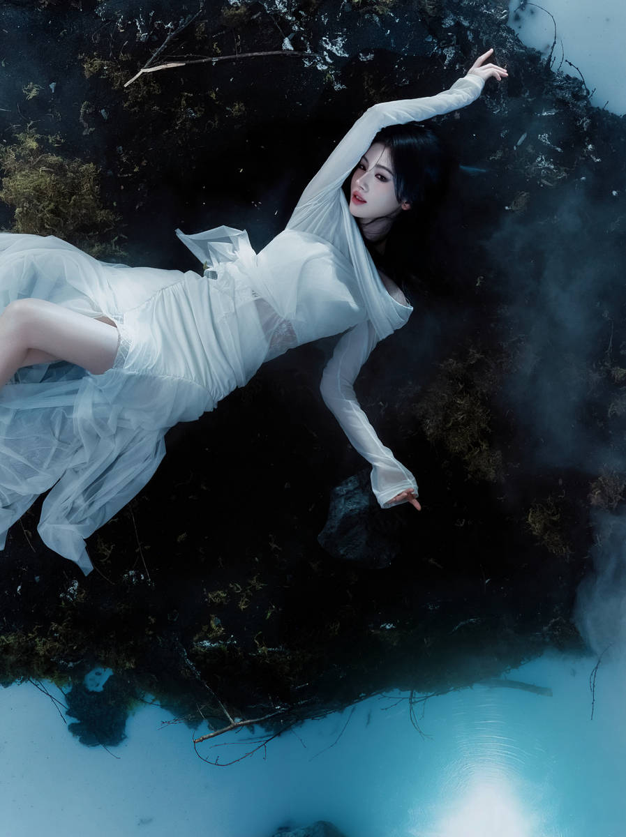 鞠婧祎身着纱裙清冷破碎 垂眸轻捻长发故事感满满