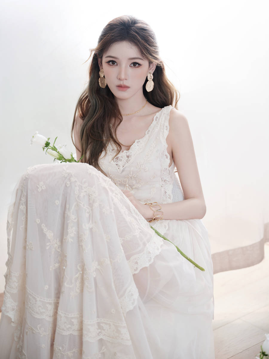张予曦穿纱裙气质沉静优雅 手持花朵尽显温婉俏丽