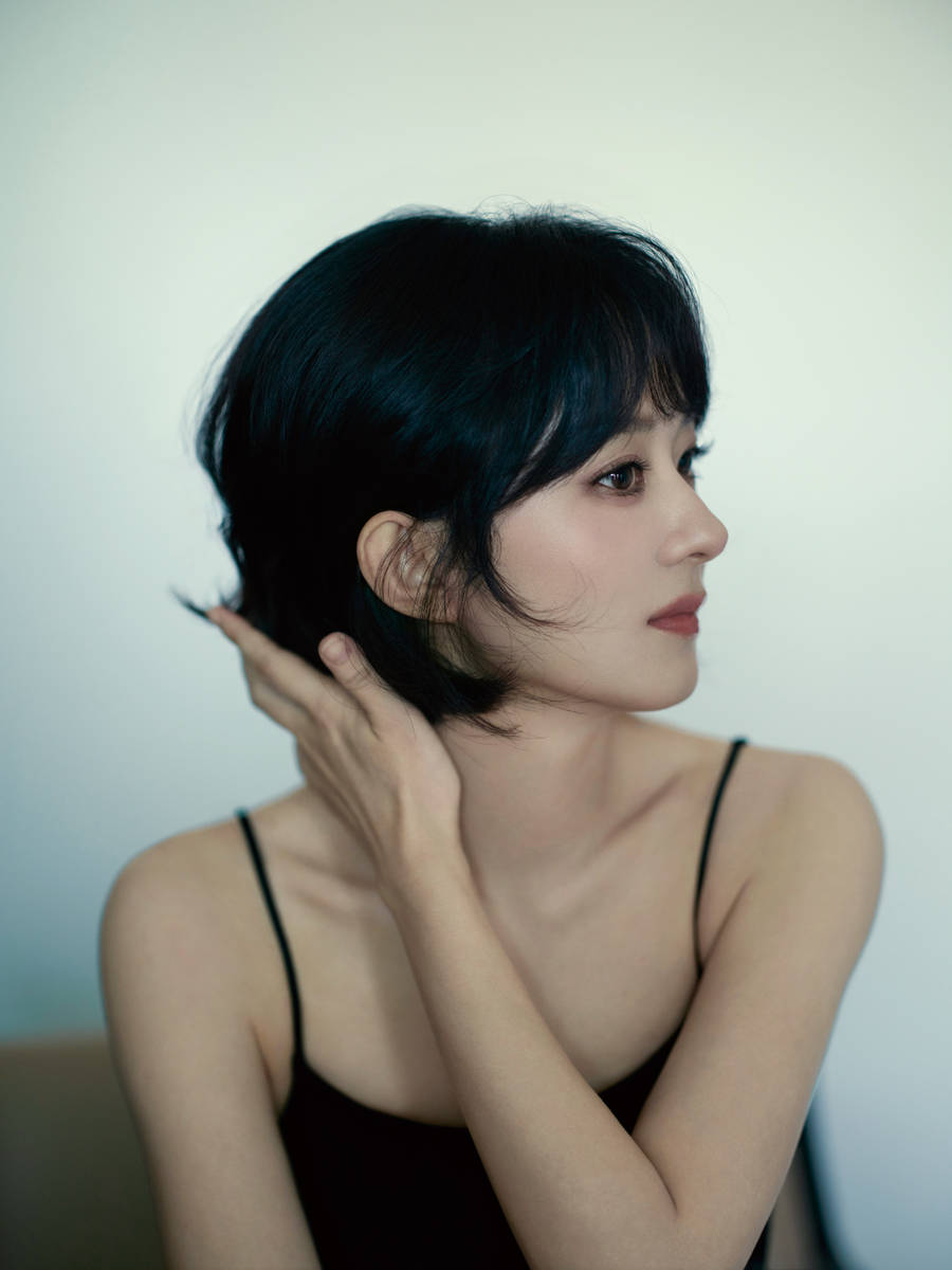 赵丽颖穿黑吊带裙气场全开 利落短发造型又美又飒