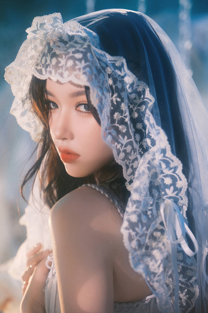 程潇穿白纱裙气质清冷神秘 垂眸浅笑好似神女降临