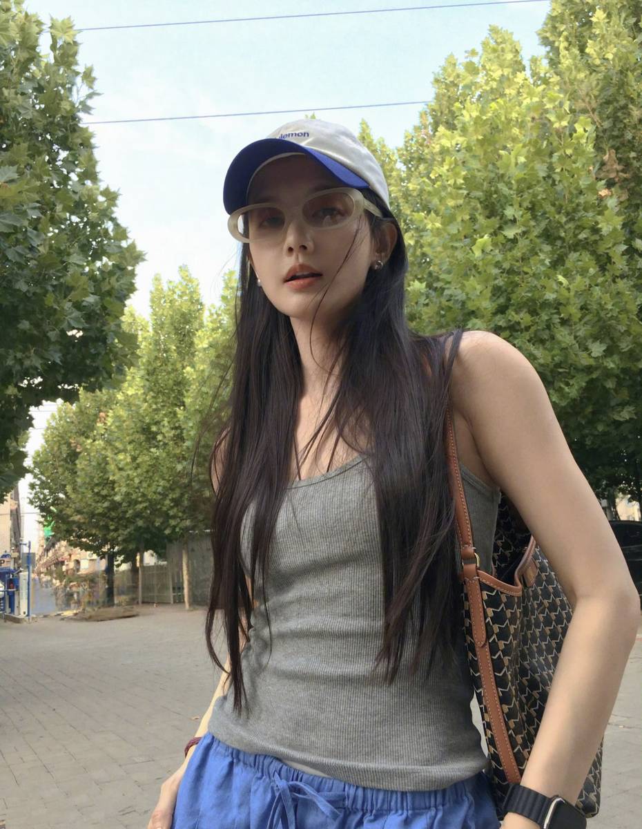李一桐穿工装背心配阔腿裤 手臂肌肉线条清晰好看