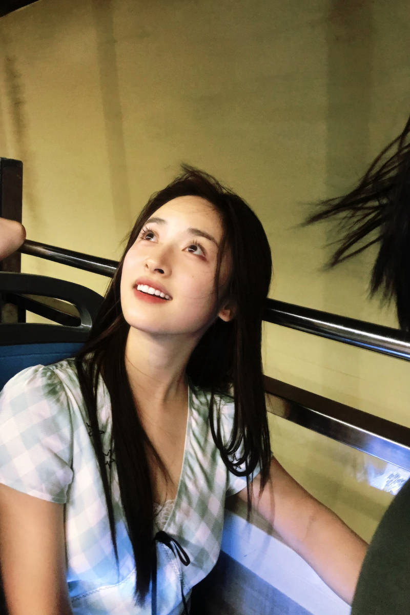 沈月穿格纹连衣裙城市游玩 元气灵动少女感十足