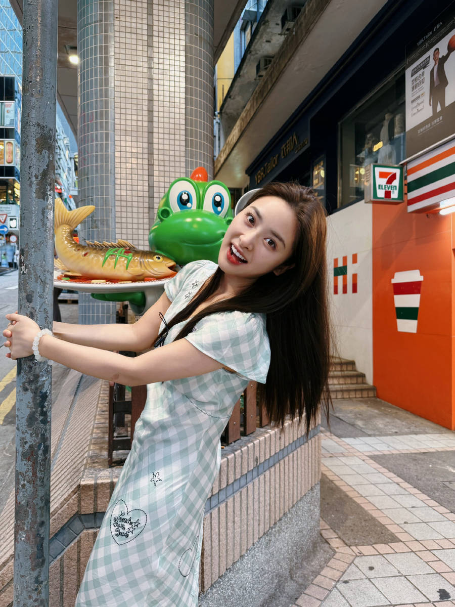 沈月穿格纹连衣裙城市游玩 元气灵动少女感十足