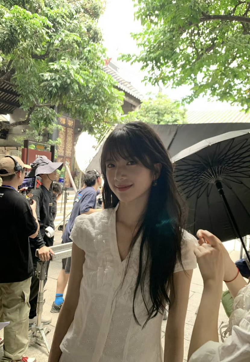 李思潼V领上衣配半身长裙 干净清甜宛如校园白月光