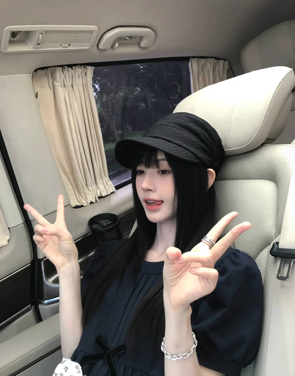 鞠婧祎穿黑裙阳光下回眸 表情灵动温柔少女感拉满