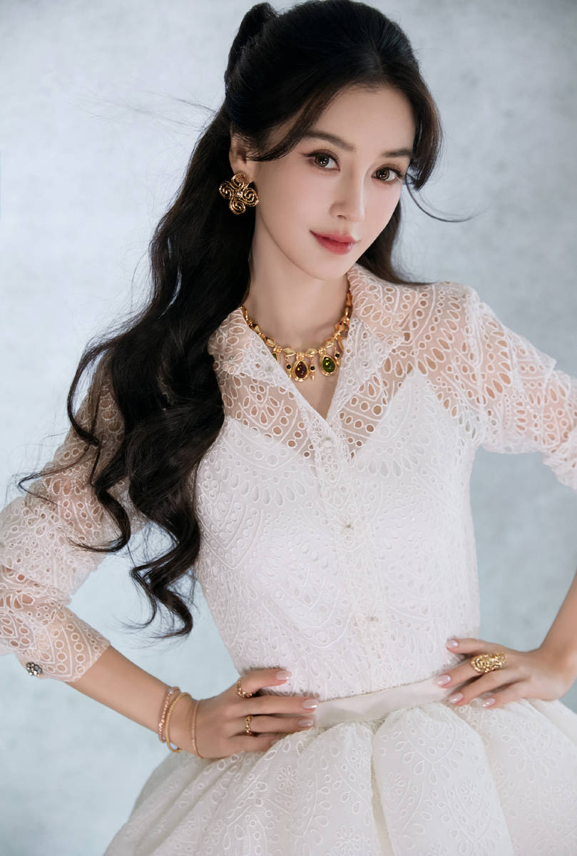 杨颖穿白色蕾丝裙清纯优雅 身材苗条纤细美腿吸睛