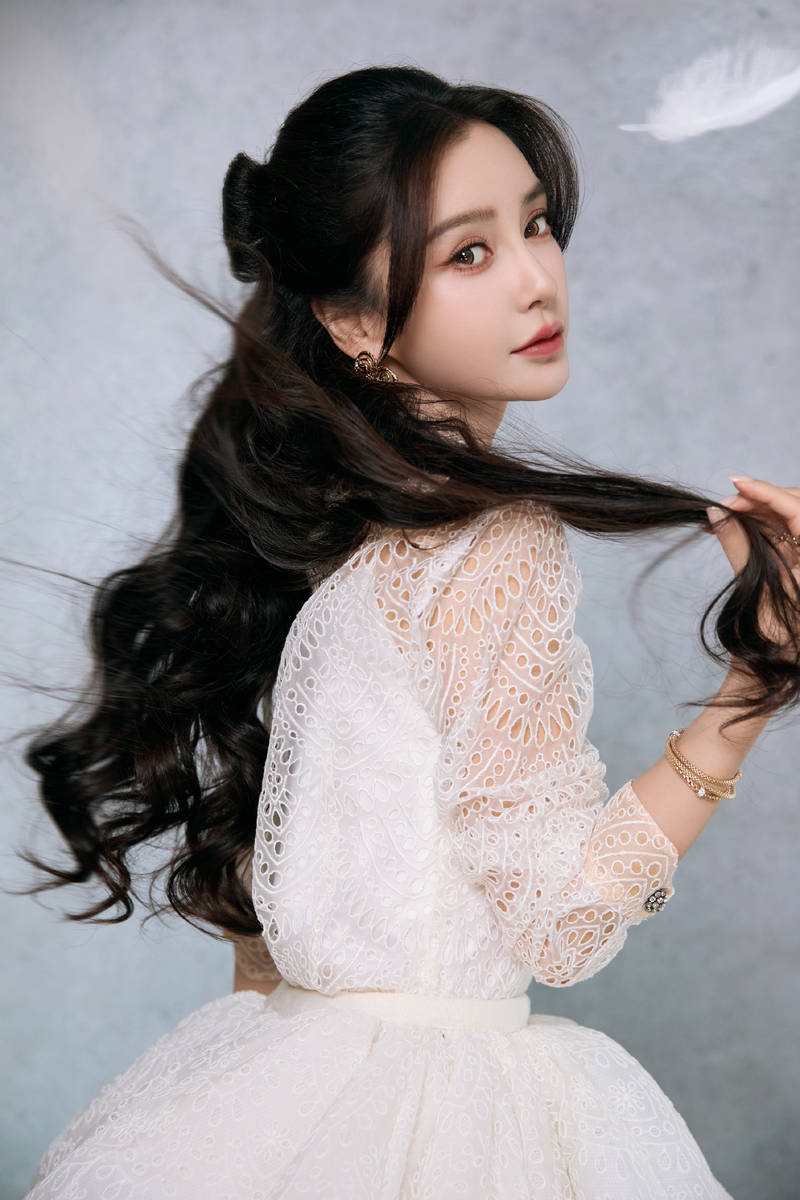 杨颖穿白色蕾丝裙清纯优雅 身材苗条纤细美腿吸睛