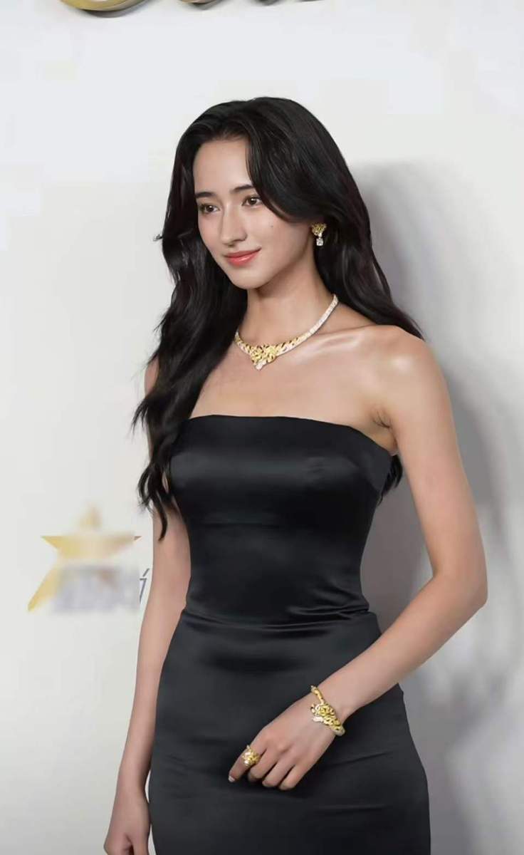 李宛妲穿抹胸长裙戴珠宝 五官深邃立体尽显高级感