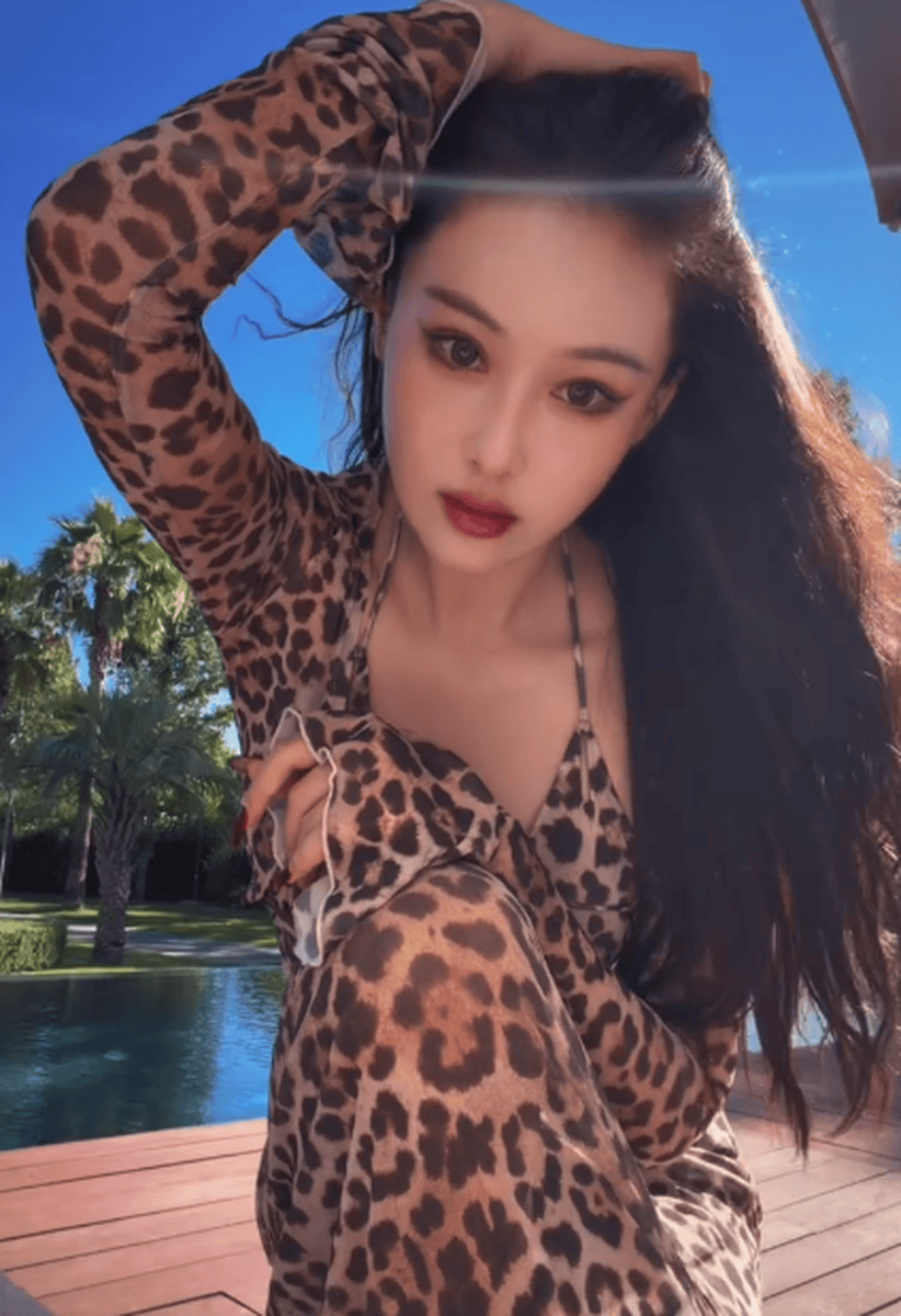 张馨予穿豹纹连衣裙度假 妩媚撩人身材火辣