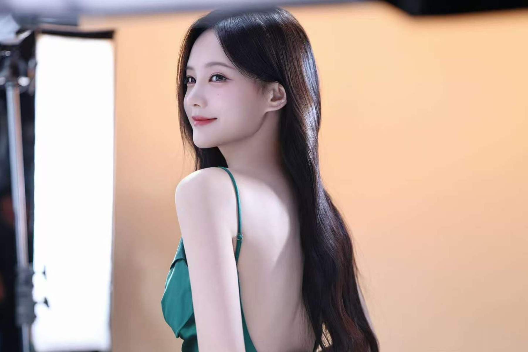 李一桐穿露背吊带长裙 长发温婉气质优雅又灵动