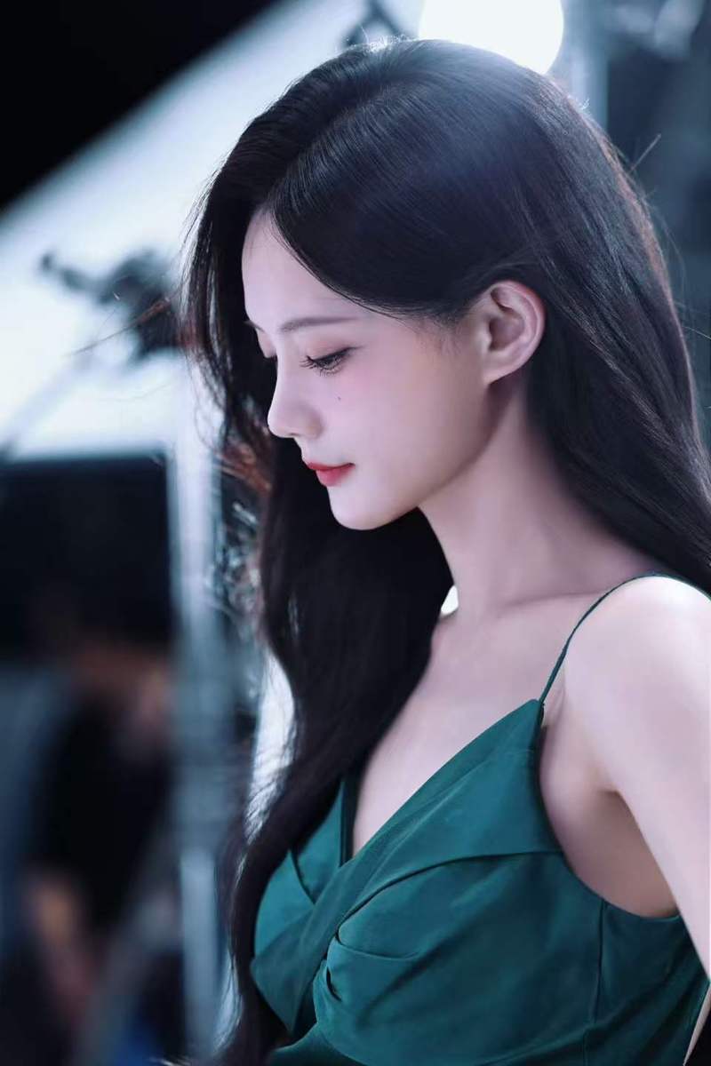 李一桐穿露背吊带长裙 长发温婉气质优雅又灵动