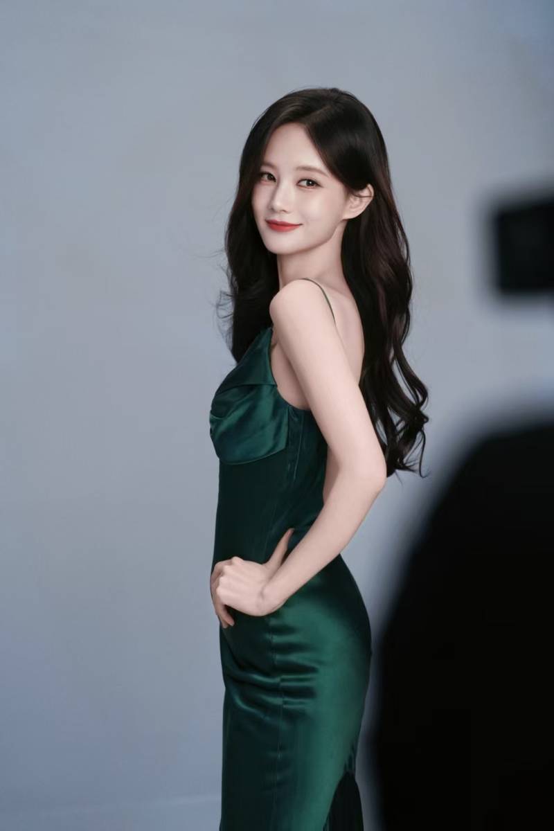 李一桐穿露背吊带长裙 长发温婉气质优雅又灵动