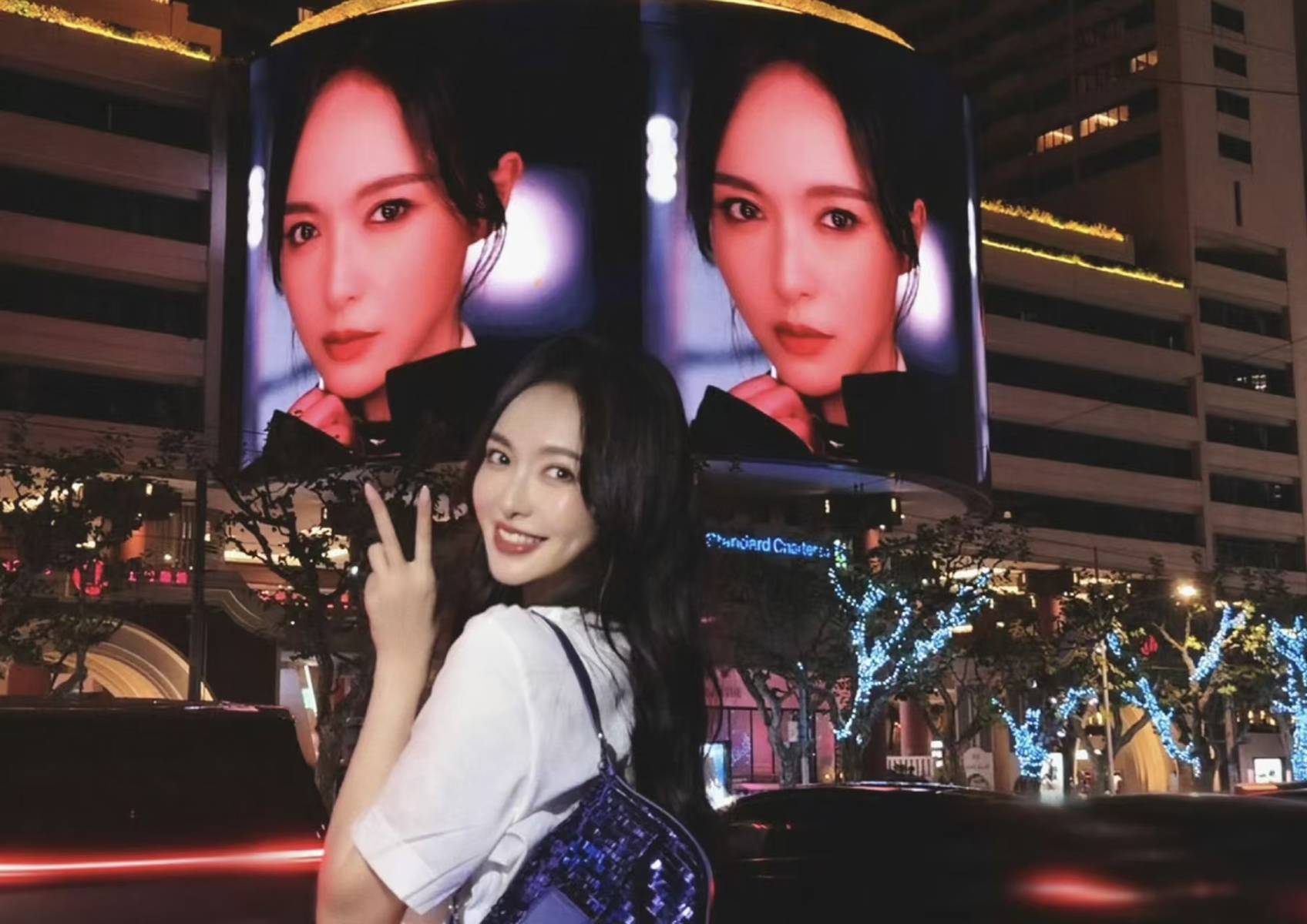 唐嫣夜晚街头打卡自己大屏 穿搭松弛笑容好明媚