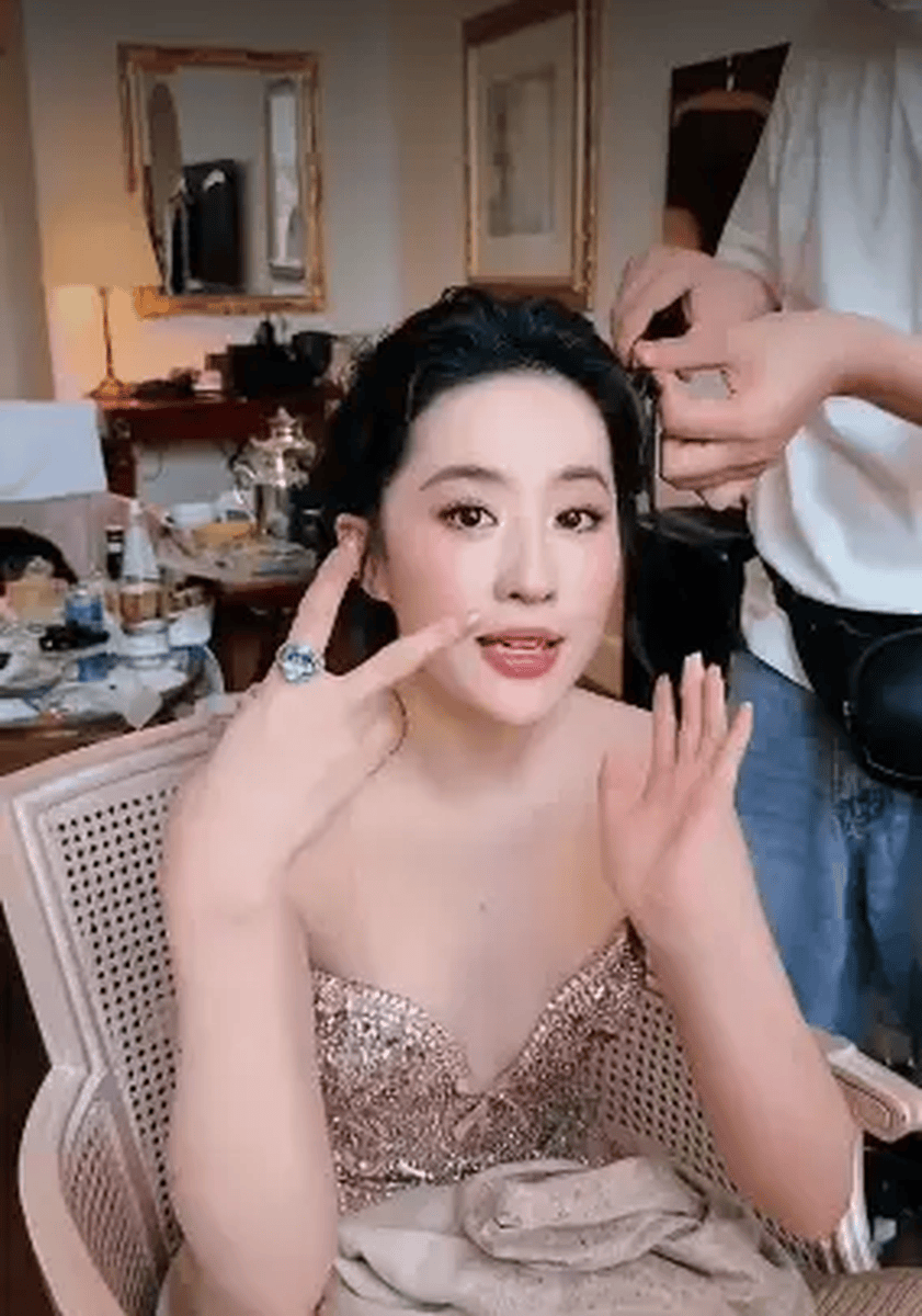 刘亦菲化妆vlog俏皮对镜互动 鲜活灵动美出新高度