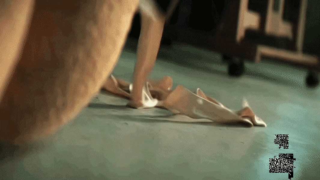 热巴穿睡裙身材凹凸有致 与陈星旭拍打戏张力满满