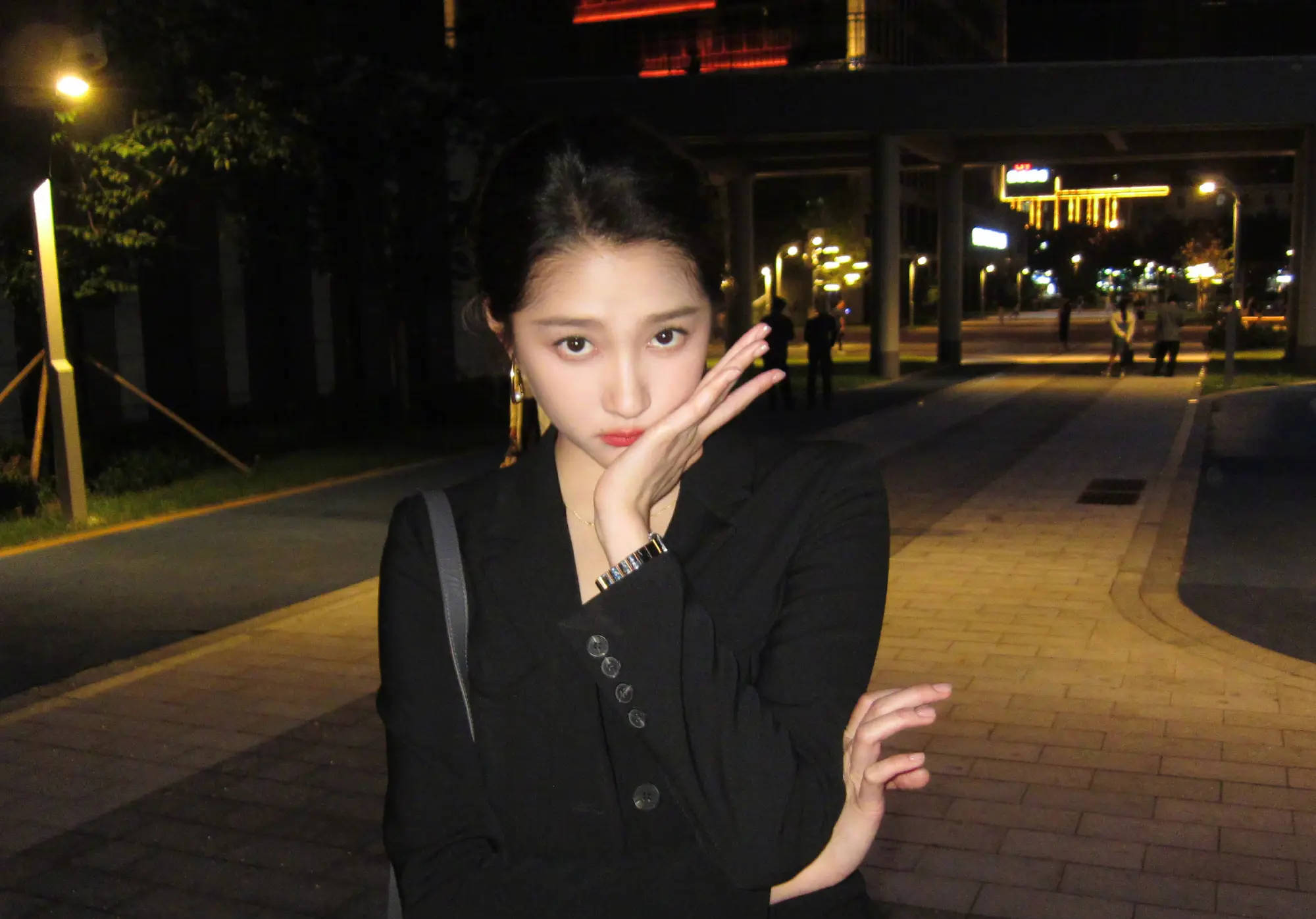 关晓彤更新营业美照！化身职场美人气质在线