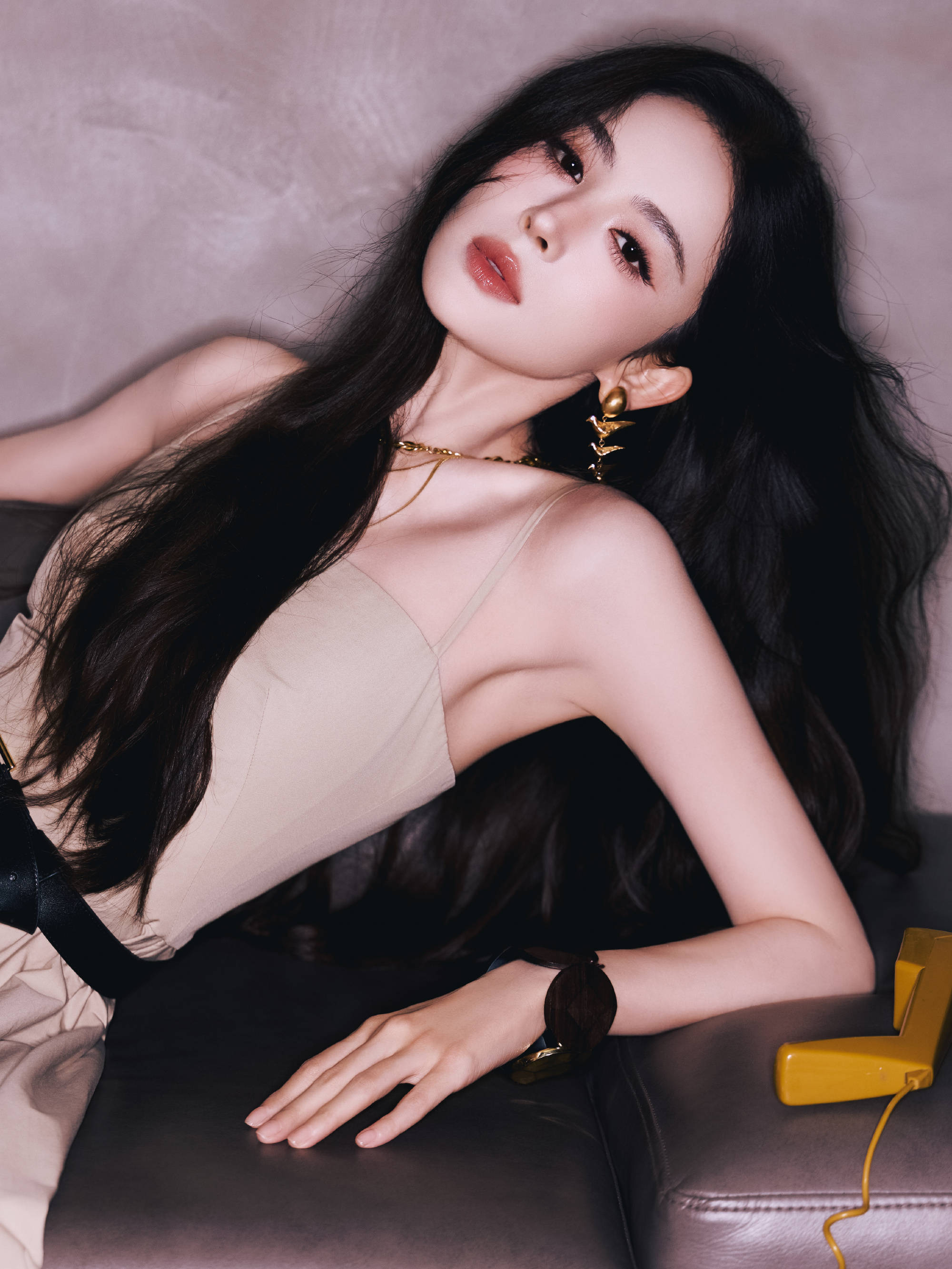 古力娜扎最新写真大片释出！浓颜美貌极具冲击力