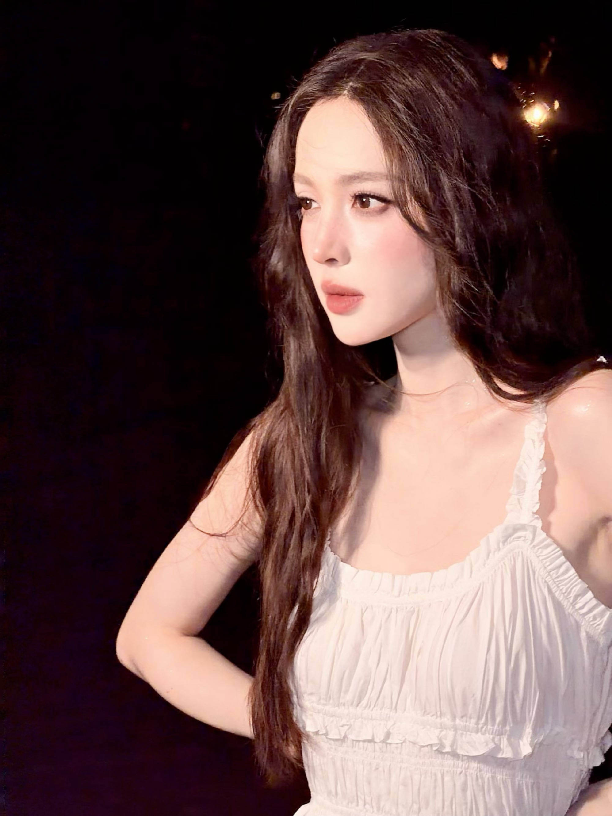 娜扎晒海边随拍照状态松弛！穿白色吊带裙清纯可人