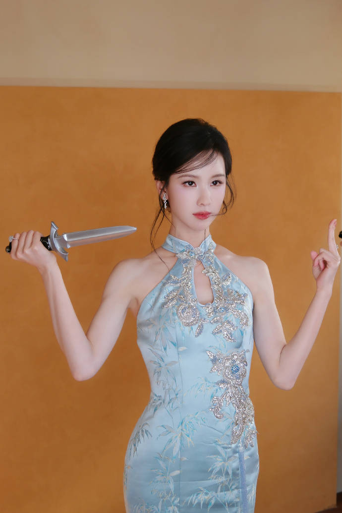 陈都灵穿浅蓝色新中式旗袍 清冷温婉尽显东方韵味