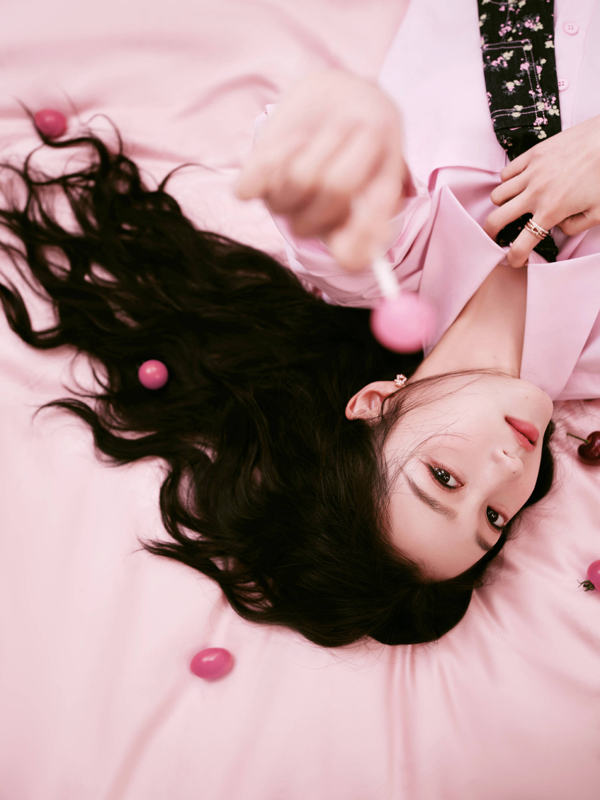 关晓彤穿粉嫩衬衣清新甜美！秒变糖果少女娇俏可人