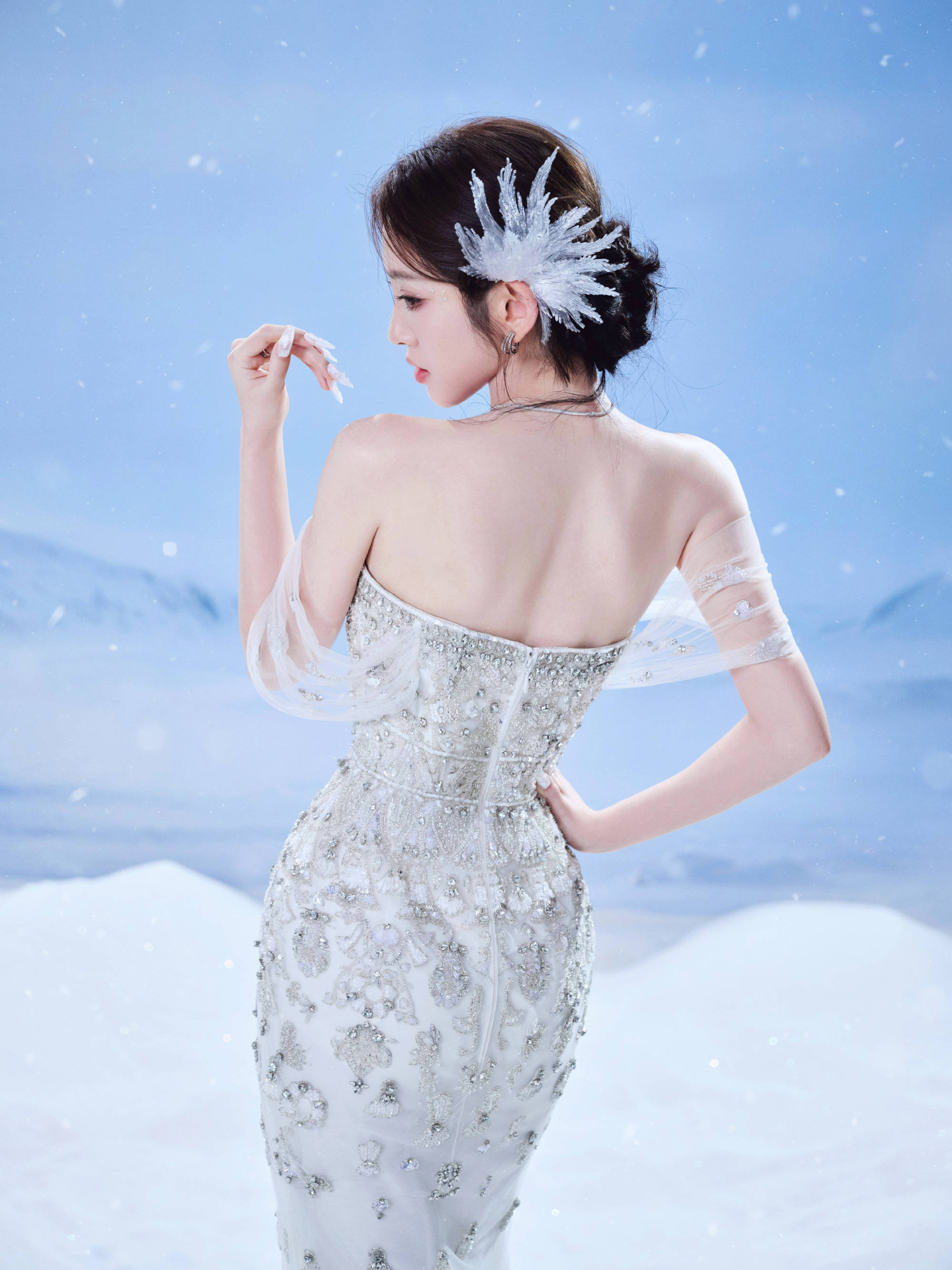 唐艺昕穿抹胸裙化身公主！于漫天飞雪里盛放温柔