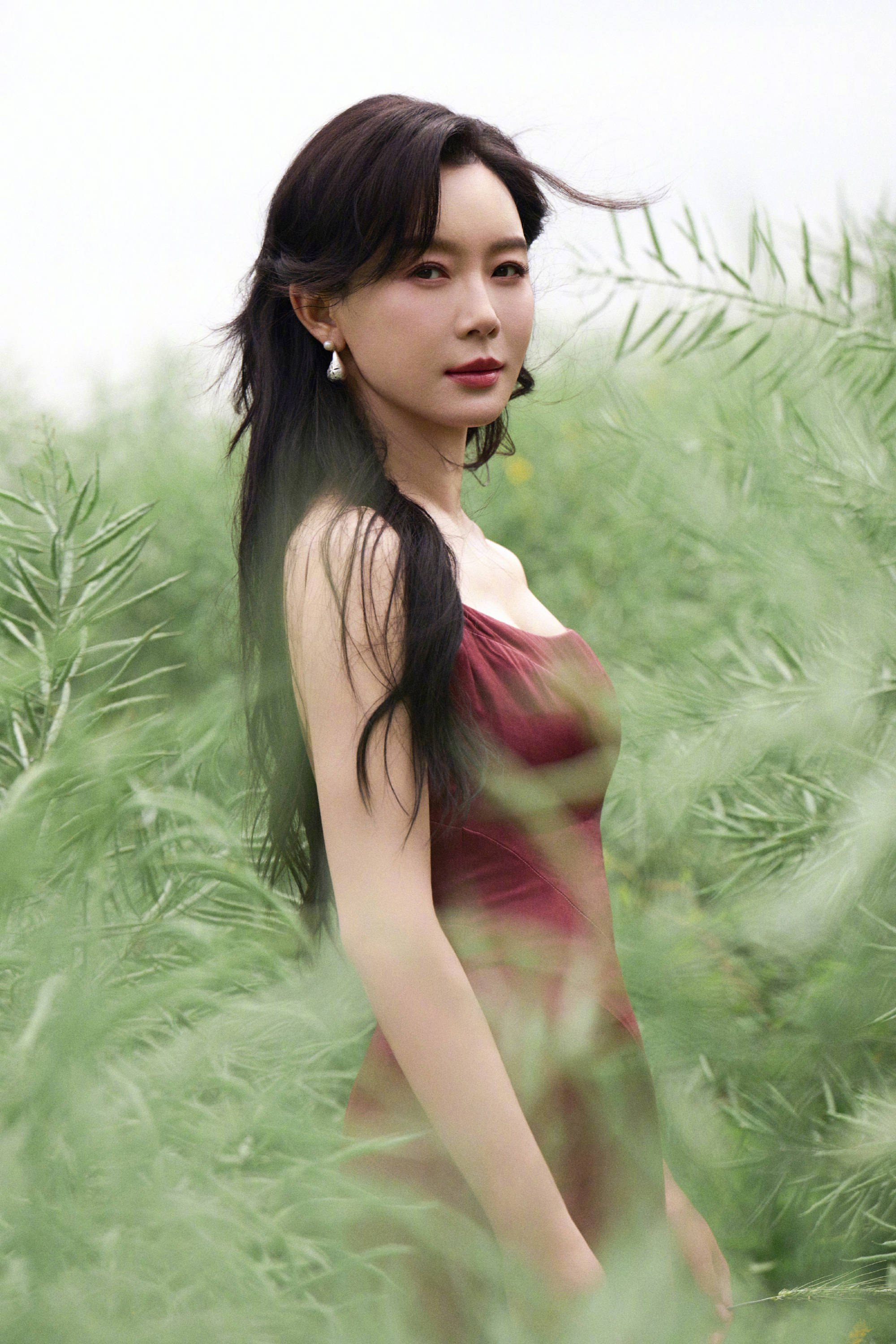陈数晒营业美照！穿酒红色吊带裙气质妩媚迷人