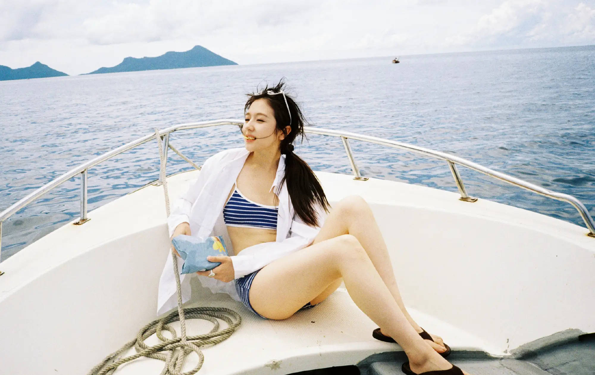 李兰迪晒海上游艇美照！穿蓝白条纹泳衣大方秀美腿