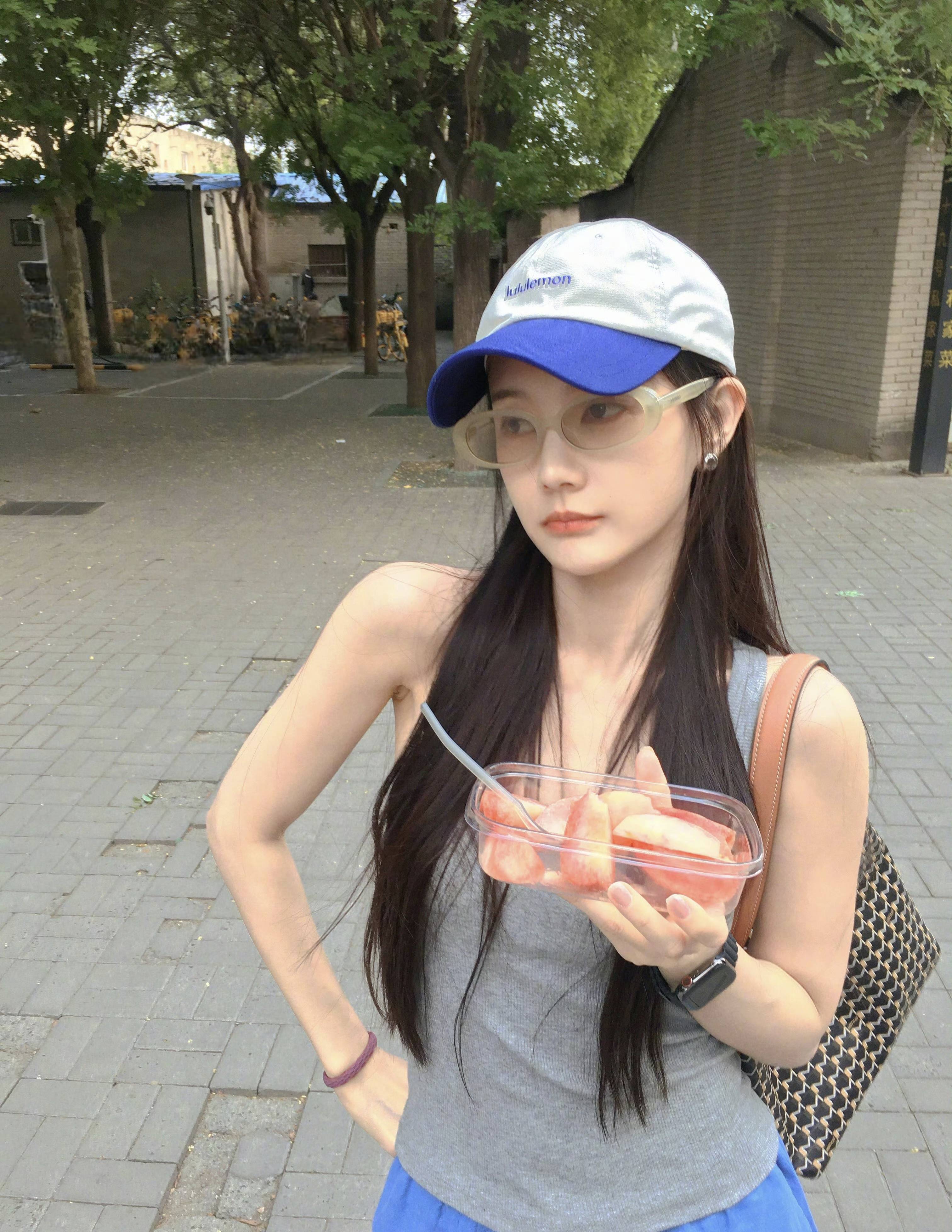 李一桐穿工装背心配阔腿裤 手臂肌肉线条清晰好看