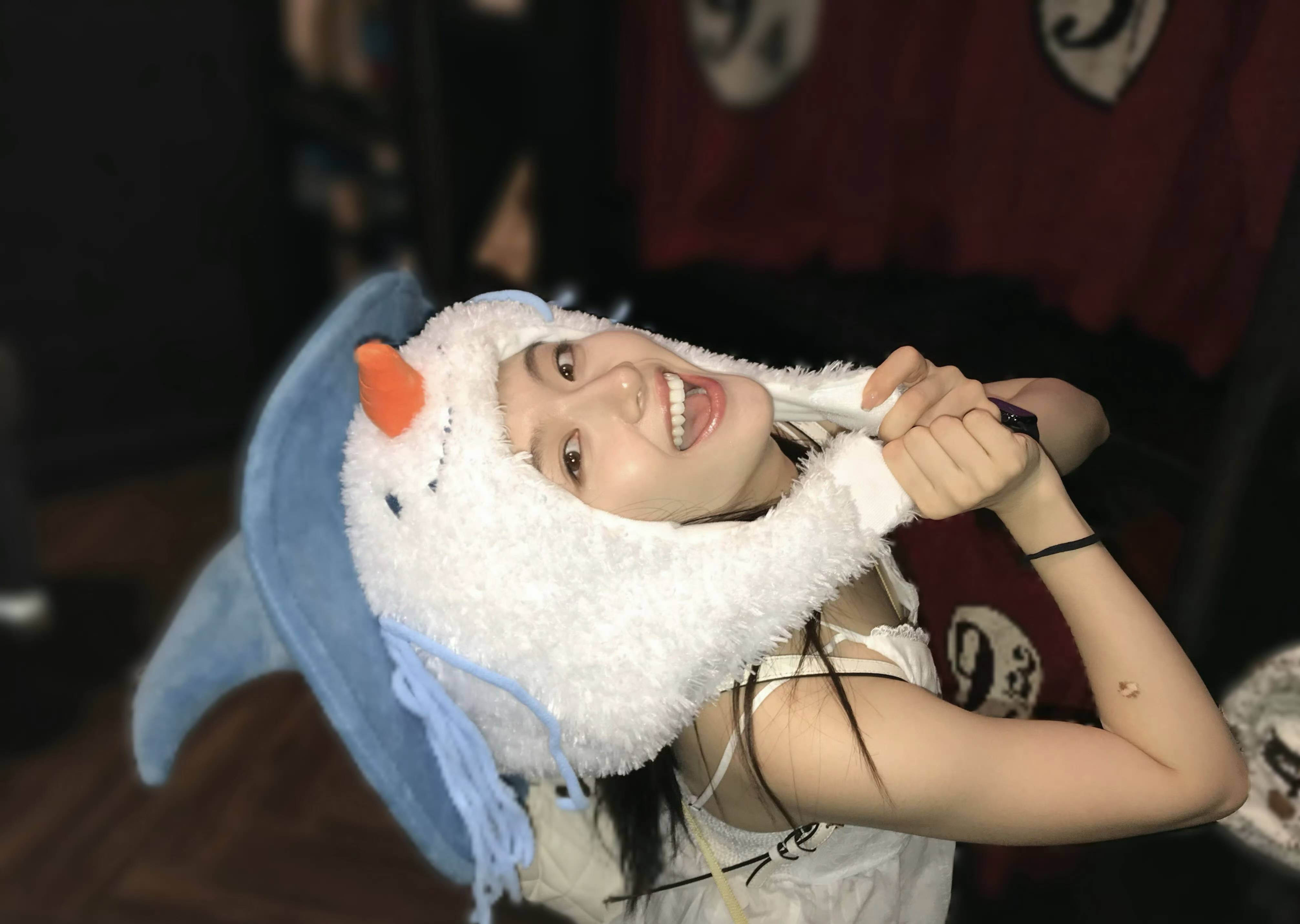 李兰迪戴雪人毛绒帽游玩自拍 可爱鲜活元气满满
