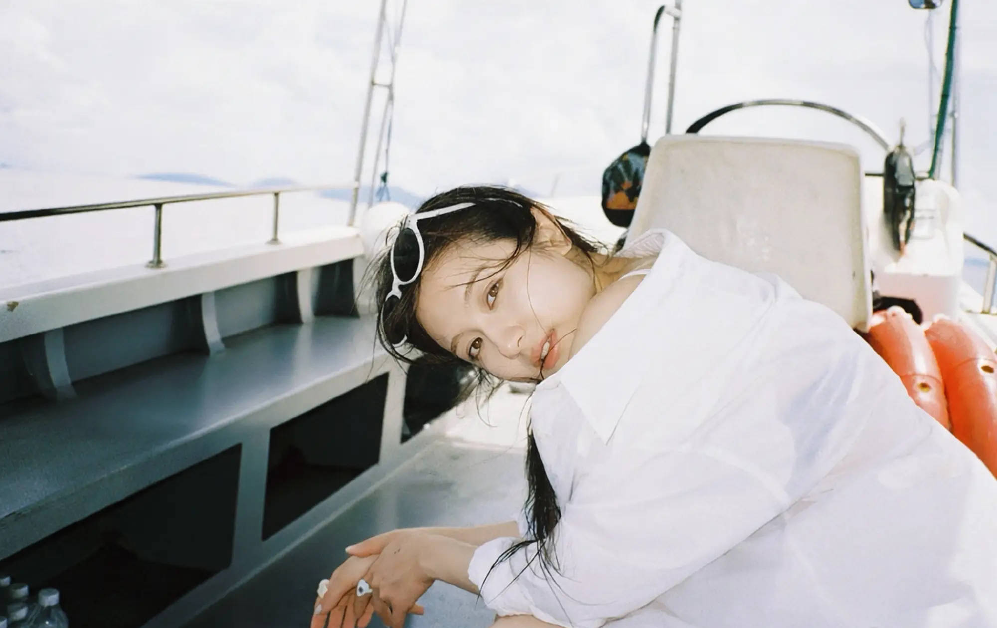 李兰迪晒海上游艇美照！穿蓝白条纹泳衣大方秀美腿