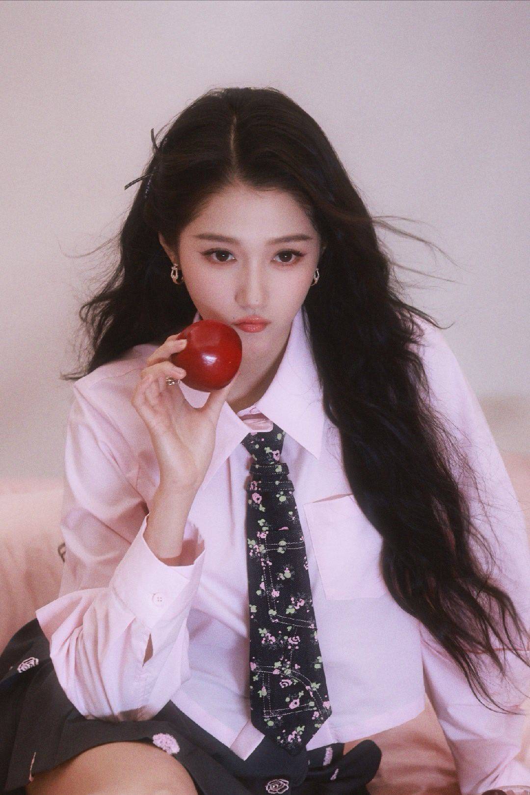 关晓彤穿粉嫩衬衣清新甜美！秒变糖果少女娇俏可人