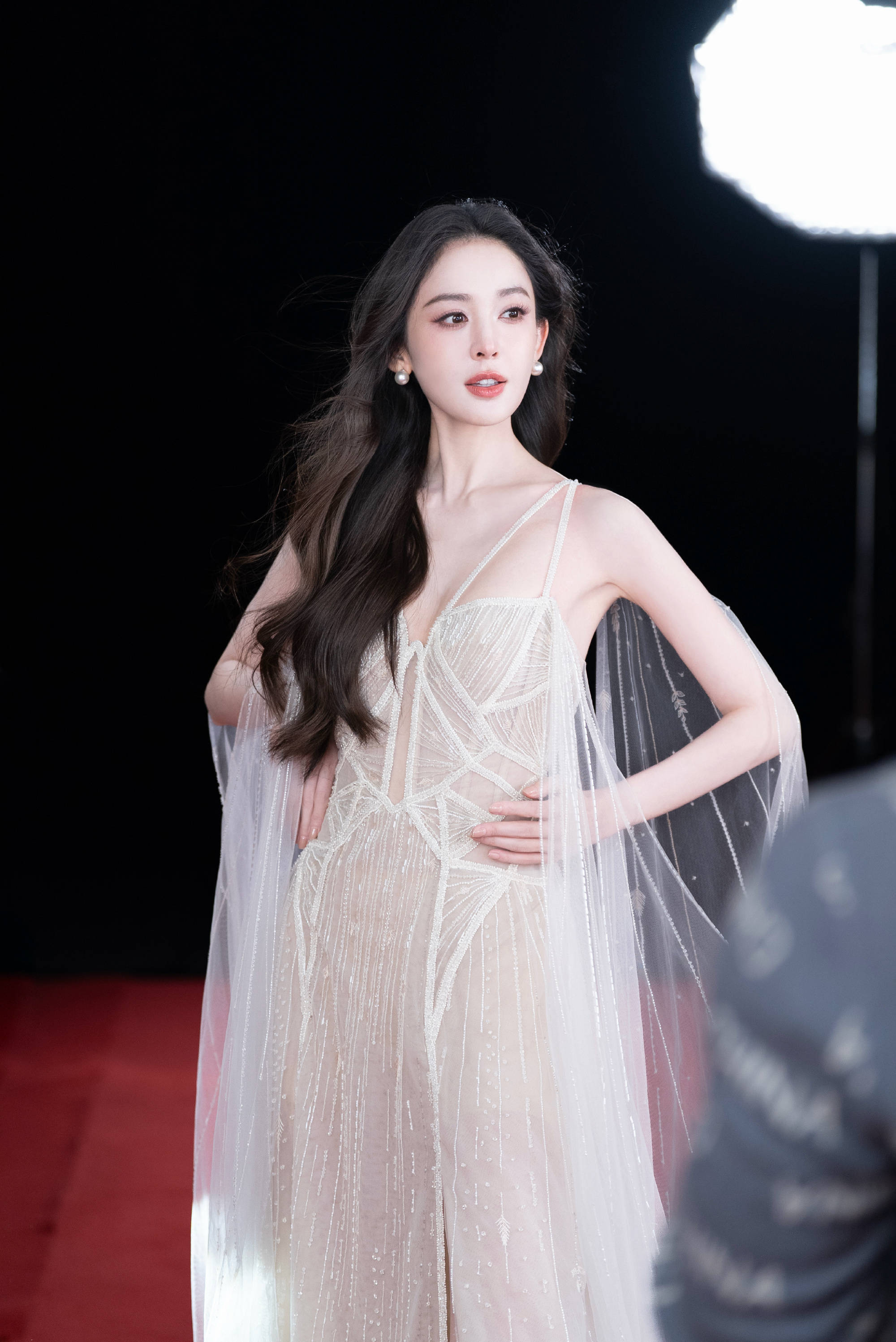 新疆美女太养眼！娜扎穿白色轻纱吊带裙纯欲感拉满