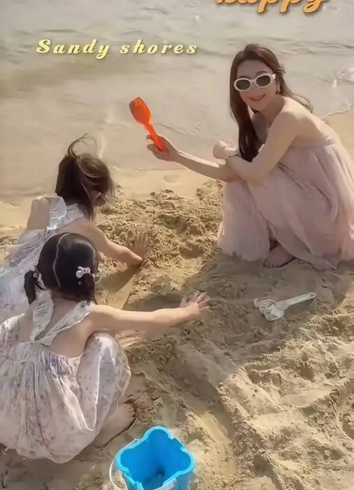 郭富城妻子带女儿去海边度假！粉色纱裙少女感满满