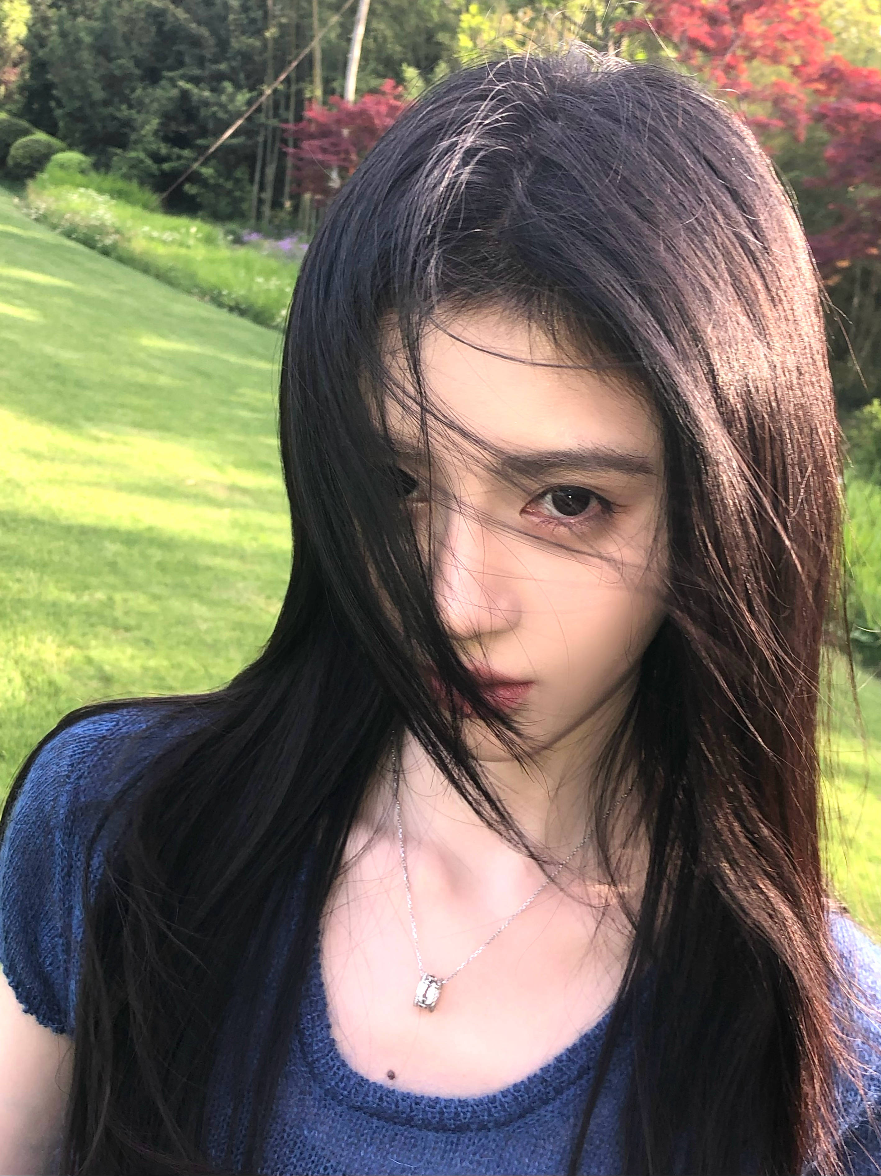 鞠婧祎穿蓝色短袖清冷破碎感十足！笑容温柔又治愈