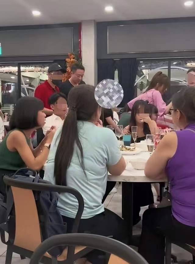 汪小菲一家新加坡聚餐，小玥儿高颜值引瞩目，张兰笑容满面显和谐