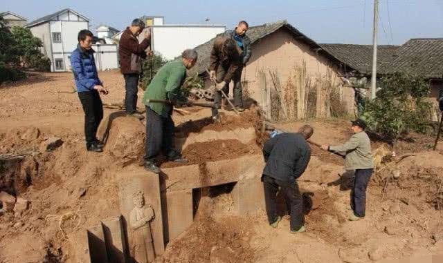 维基体育：老农种地挖出一黑陶杯子专家花2元钱收走如今成一级国宝(图1)