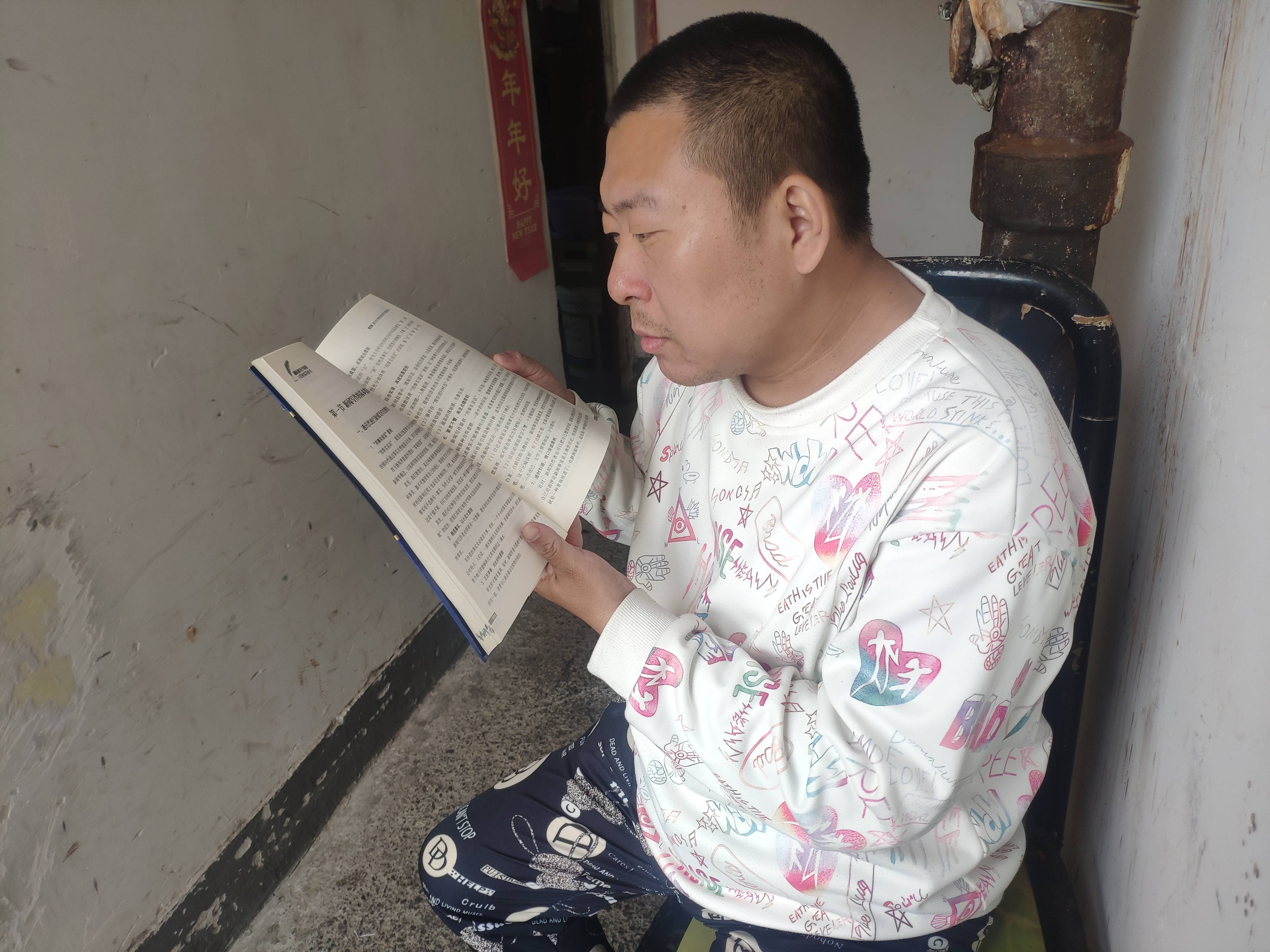 重庆：80后男子小学文凭自学新闻十年 如今成媒体通讯员
