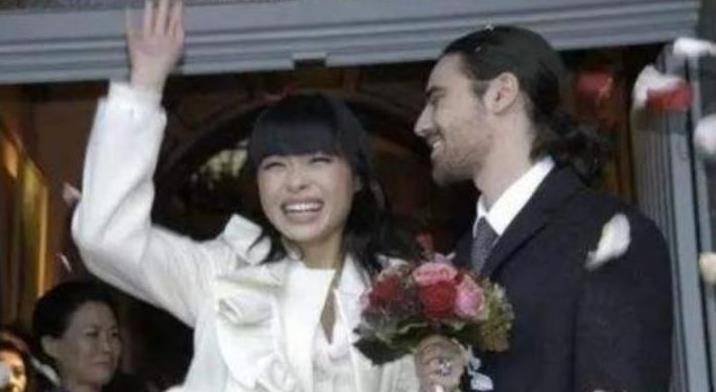 �㶫Ů���ݳ�Ʒ���ϰ�,����ʱ���Ӷ���һ������,������״���