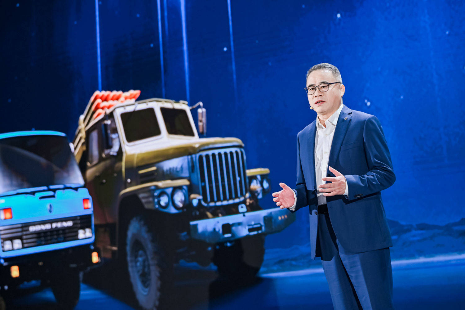 张小帆亲自站台发布，东风天龙kl龙擎3.0燃气新品35.88万元起售_搜狐汽车_搜狐网