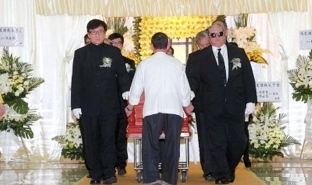 “燕赤霞”午马葬礼：成龙、洪金宝扶灵，刘晓庆献上花圈以示哀思