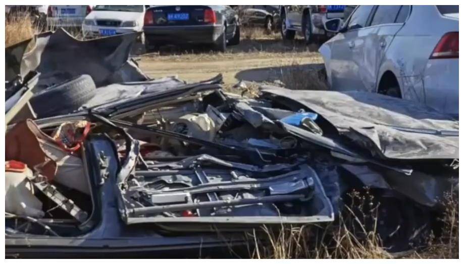 痛心！山东威海发生严重车祸致2人死亡，监控曝光：两辆车被压扁