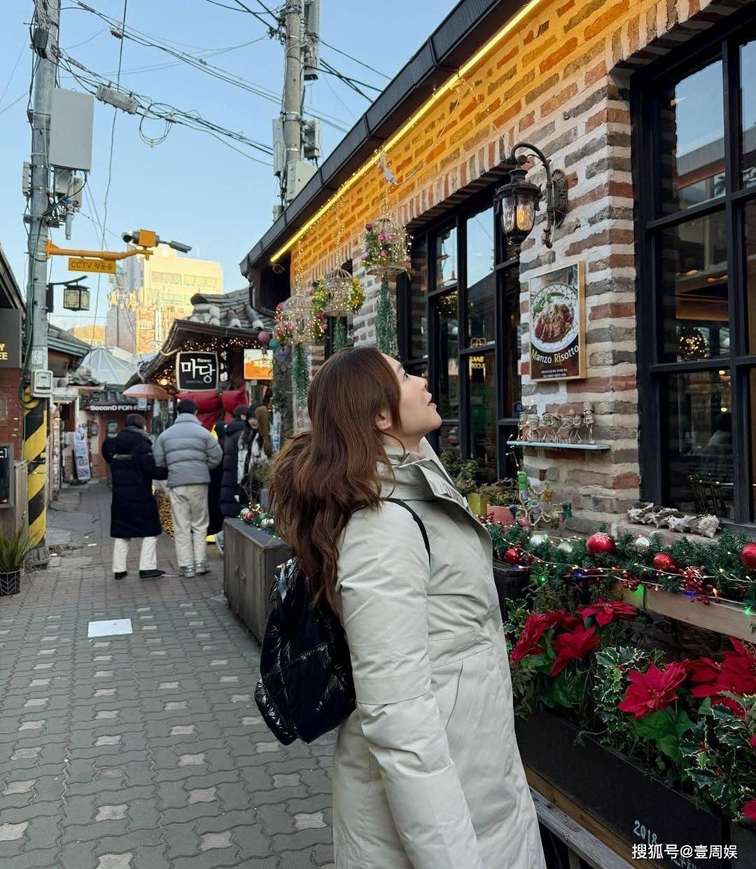 郭晋安前妻跟女儿去韩国旅游，母女在街头品尝美食，失婚半年走出阴霾