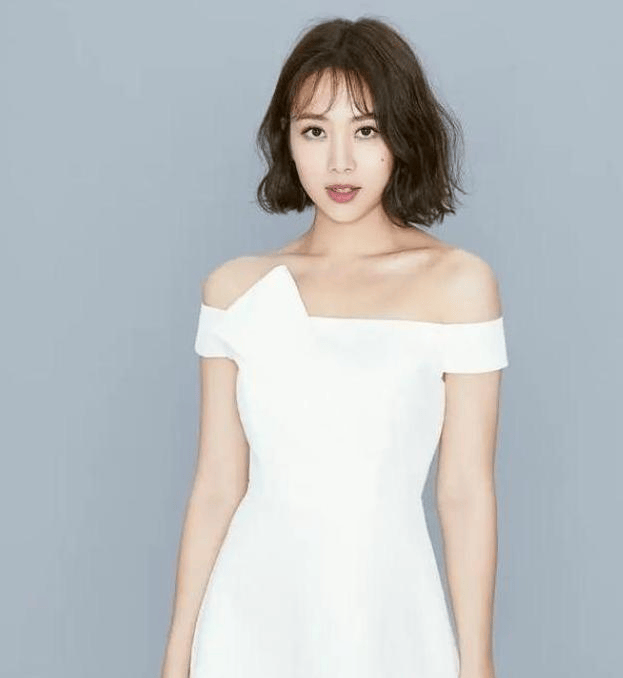 鬼鬼却直接发文自己当了母亲，并且没有承认自己结婚，也没有公开恋情。