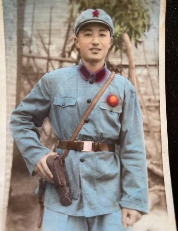 黃曉明稱為家人圓52年的夢 新年帶爸爸去了曾經當兵的地方