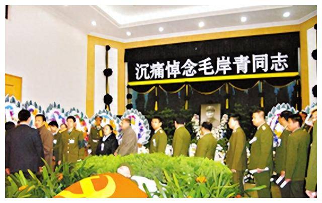 杨开慧雕像落座烈士陵园，毛岸青：百年之后，我要来陪妈妈