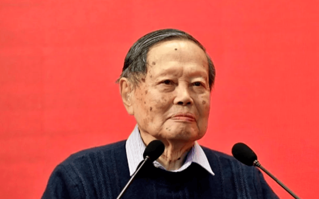 原创             杨振宁月薪惊人！工资全部上交翁帆，难怪看不上那点遗产