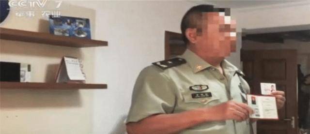 此人冒充军人行骗15年，被抓时入戏太深，大呼：我是少将！
